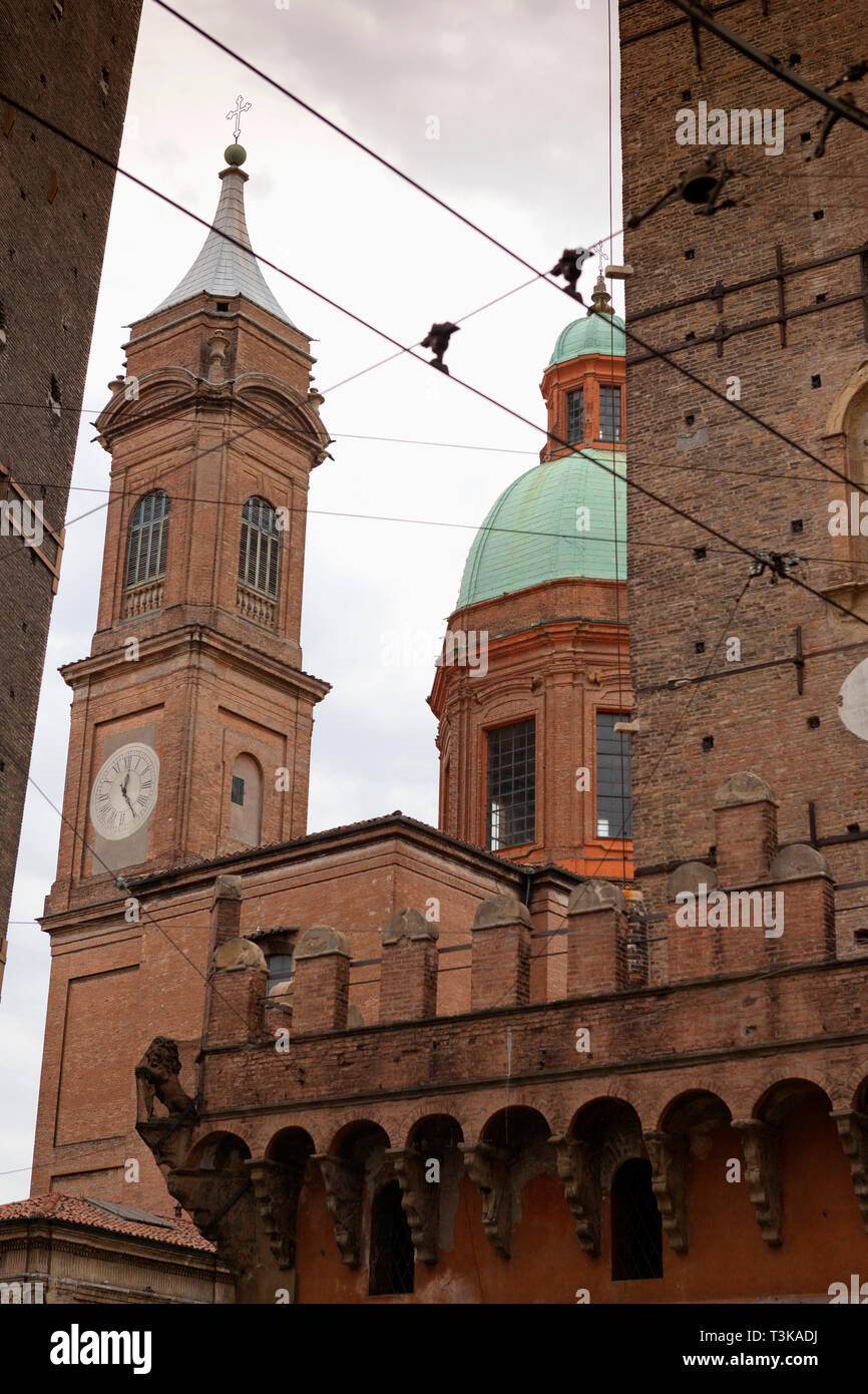 Die zwei schiefen Türme von Bologna Stockfoto