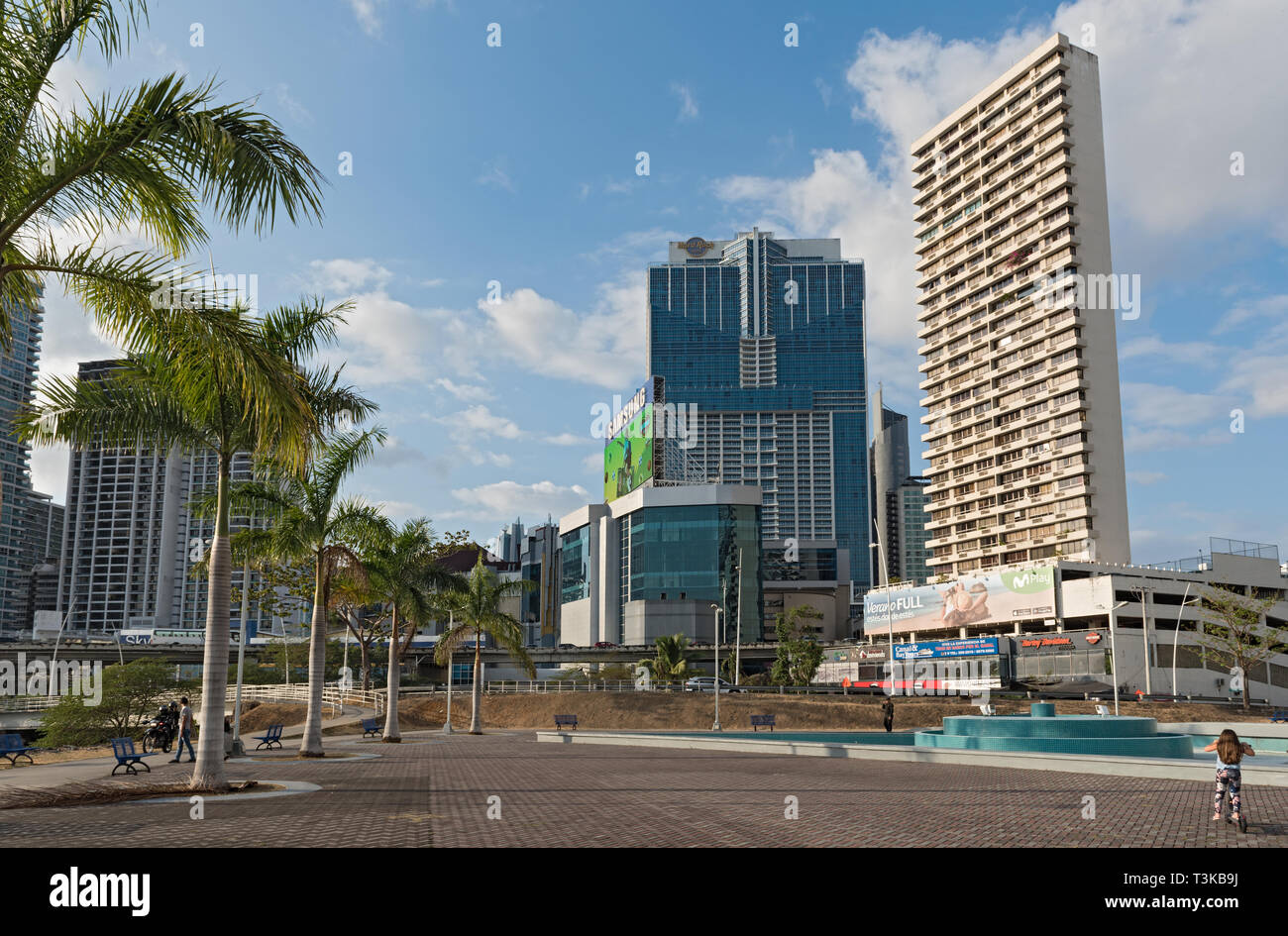 Demokratie Plaza vor der Skyline von Panama City Stockfoto