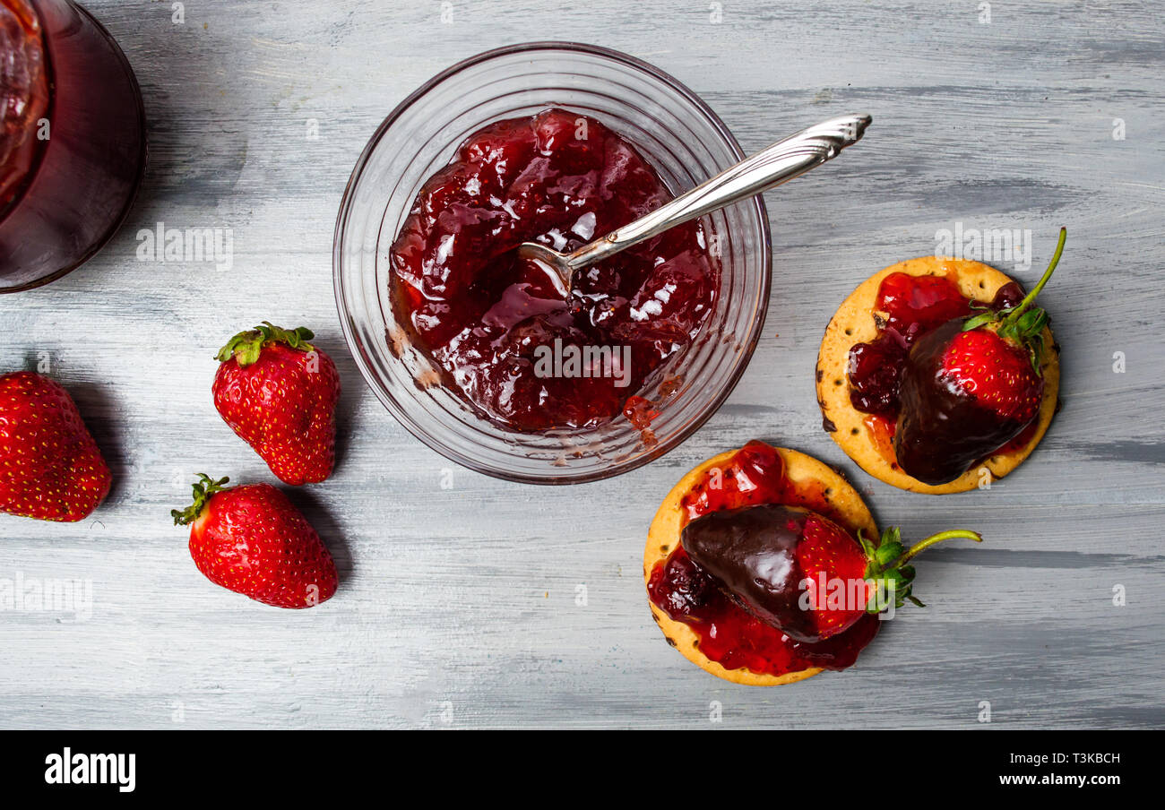 Selbstgemachte Erdbeer Dessert auf ein Keks mit Marmelade Stockfoto