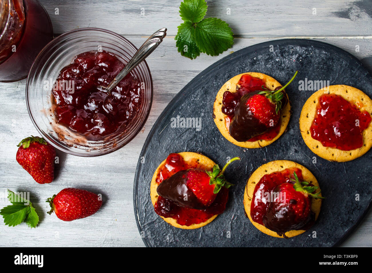 Selbstgemachte Erdbeer Dessert auf ein Keks mit Marmelade Stockfoto