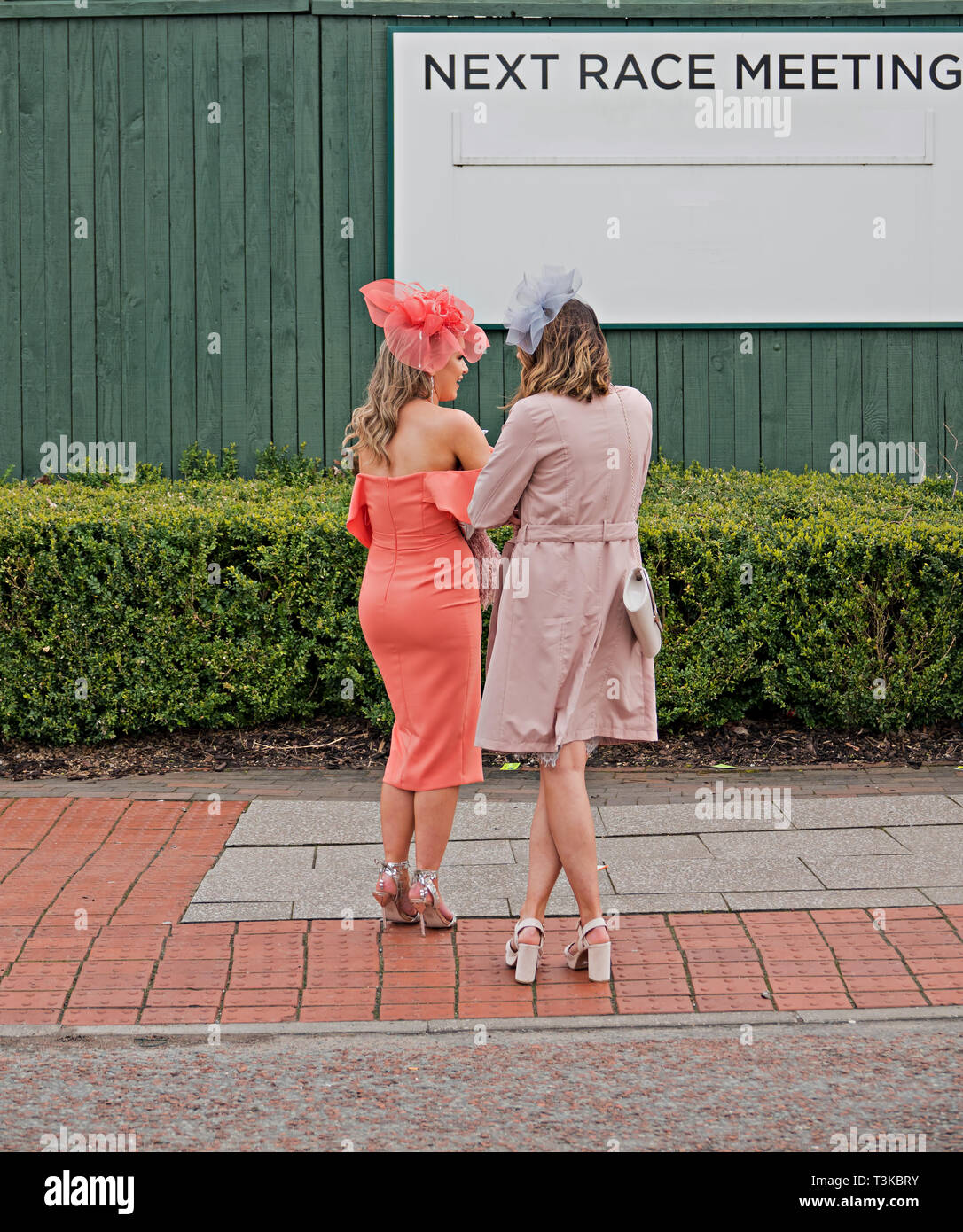 Zwei elegant gekleidete Frau stand vor einer nächsten Rennen treffen Anmelden Stockfoto