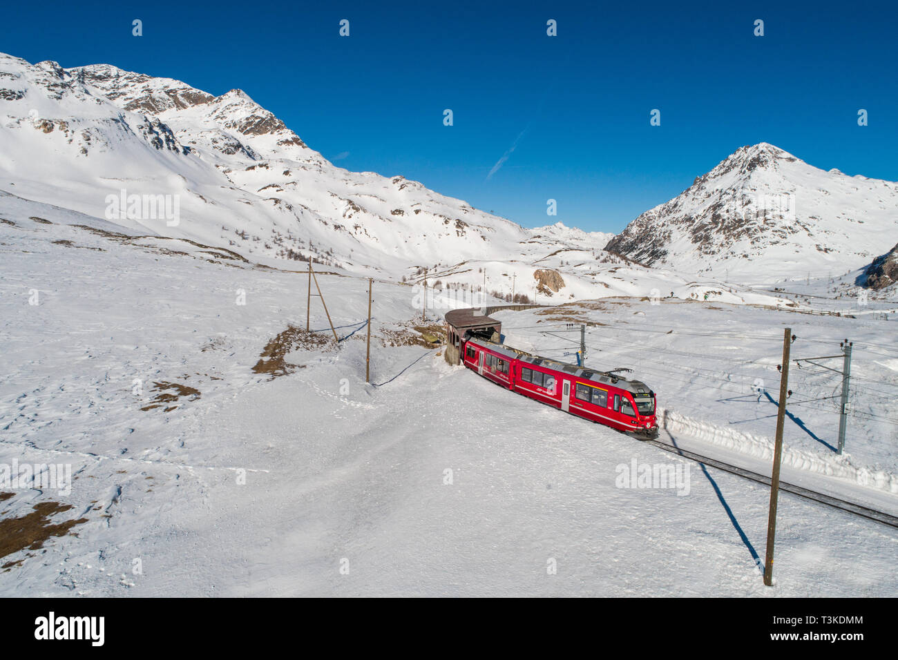 Der rhätischen Bahn, Bernina Express. Red Train von Bernina, UNESCO Weltkulturerbe Stockfoto