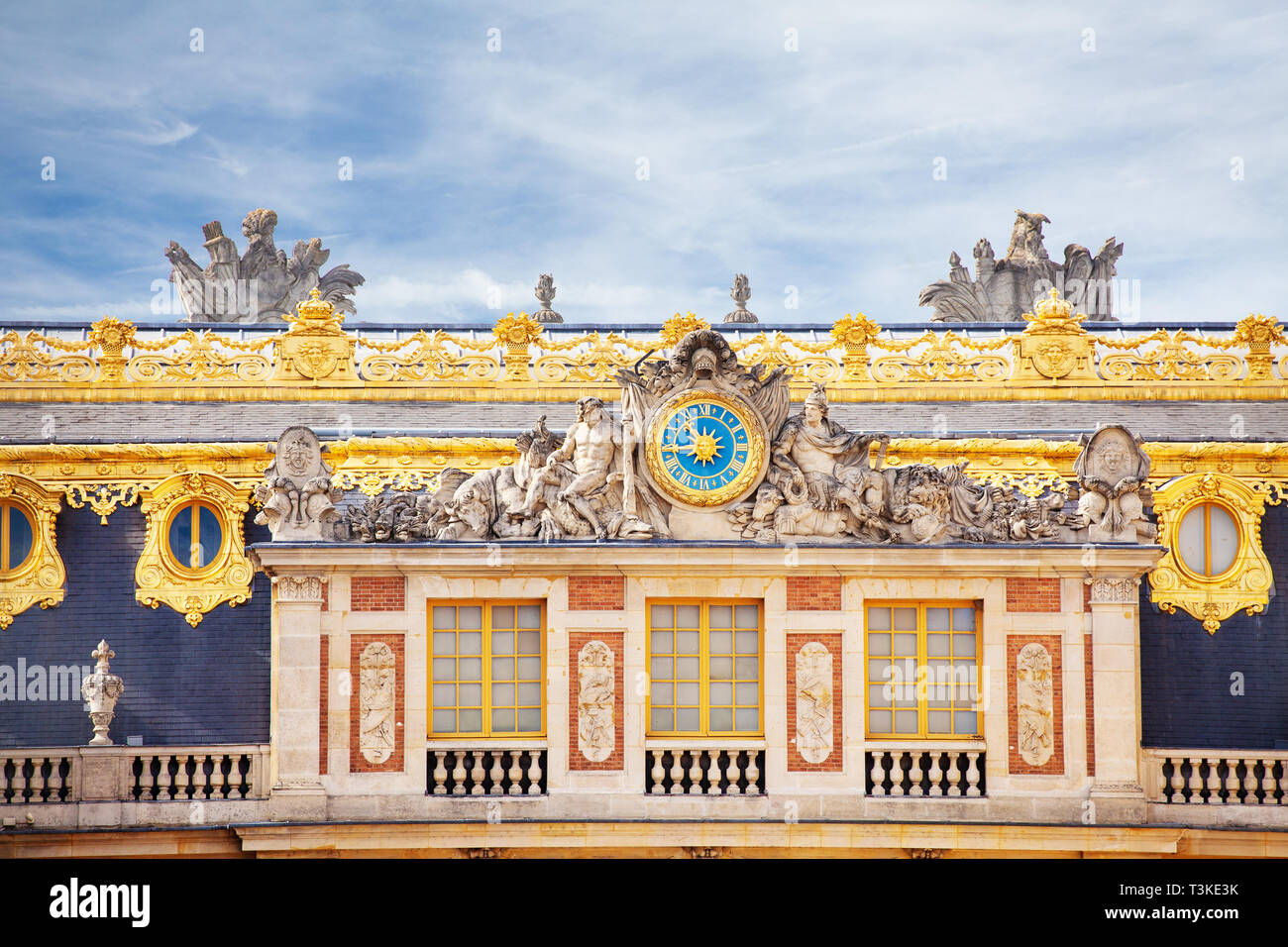 Close-up luxury Marble Court Fassade mit goldene Uhr und antiken Statuen von Versailles Chateau in Frankreich Stockfoto