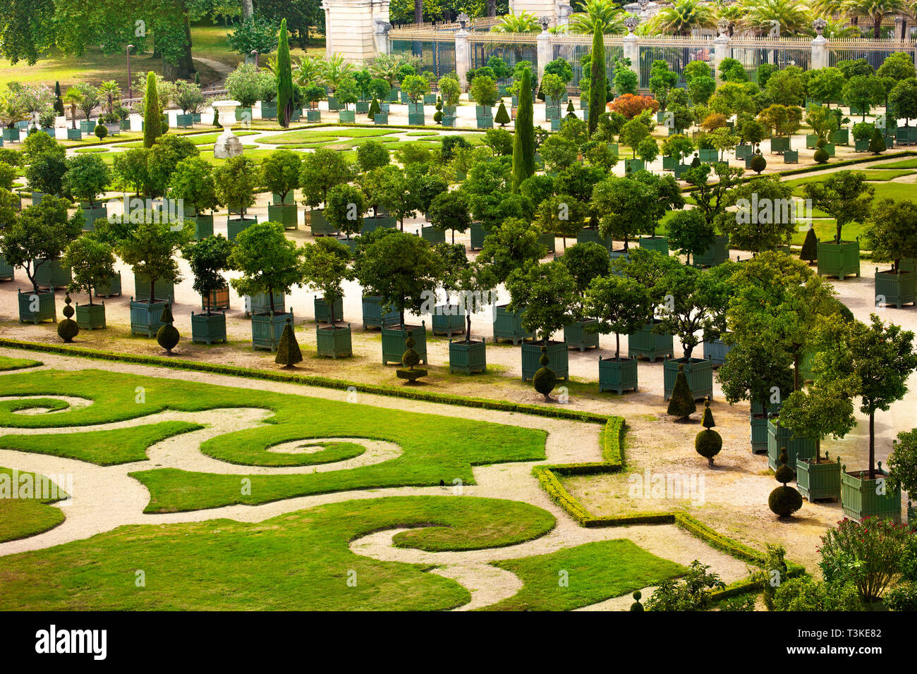 Schone Aussicht Auf Das Schloss Von Versailles Garten Mit Baumen