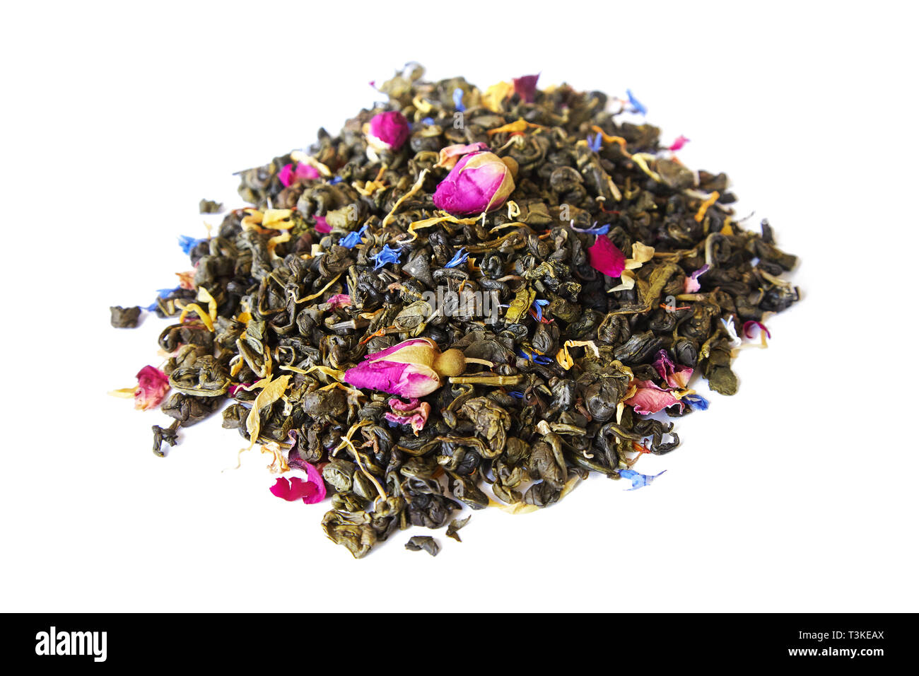 Heap aromatischer trockenen Grüner Tee mit Kornblumen und kleinen trockenen Knospen der Rosen auf weißem Hintergrund Stockfoto