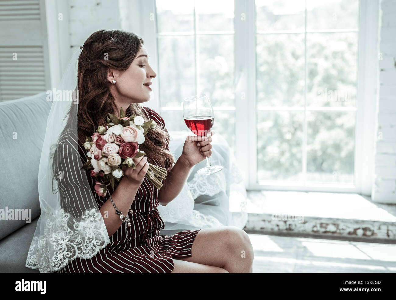 Frau trägt ein Brautschleier Wein trinken Stockfoto