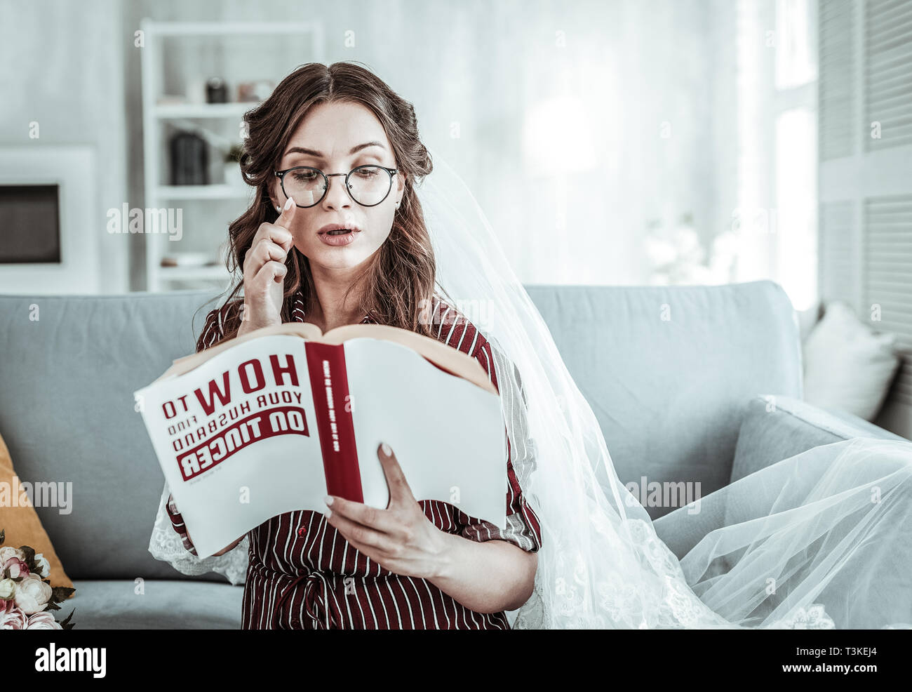 Junge Frau auf die Suche nach einem Mann lesen Stockfoto