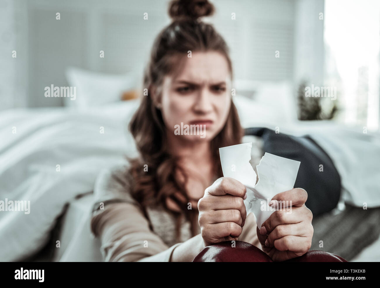 Verärgert Frau brechen das Foto von Ihrem ex Stockfoto