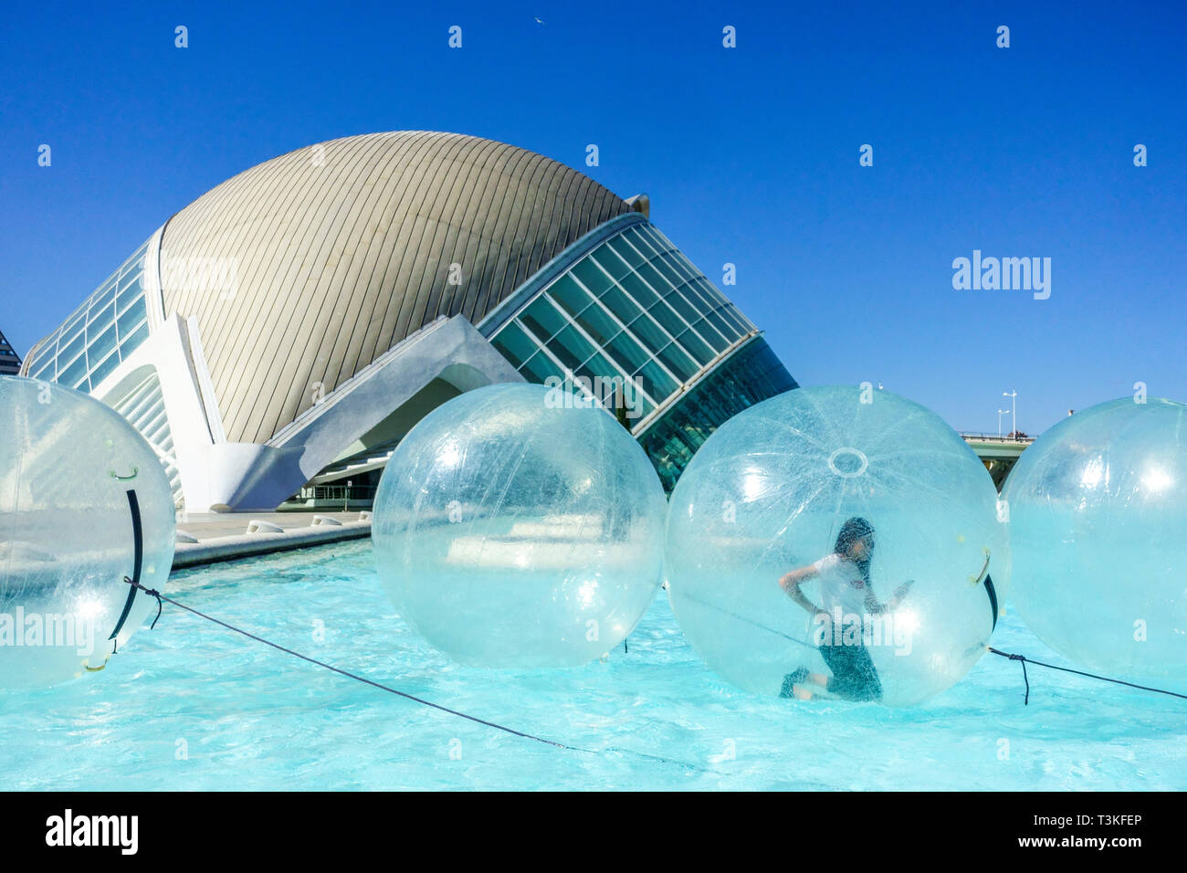 Zorbing in aufblasbaren Blasen auf dem Wasser, Valencia City of Arts and Science Hemisferic Valencia Spanien Europa Stockfoto