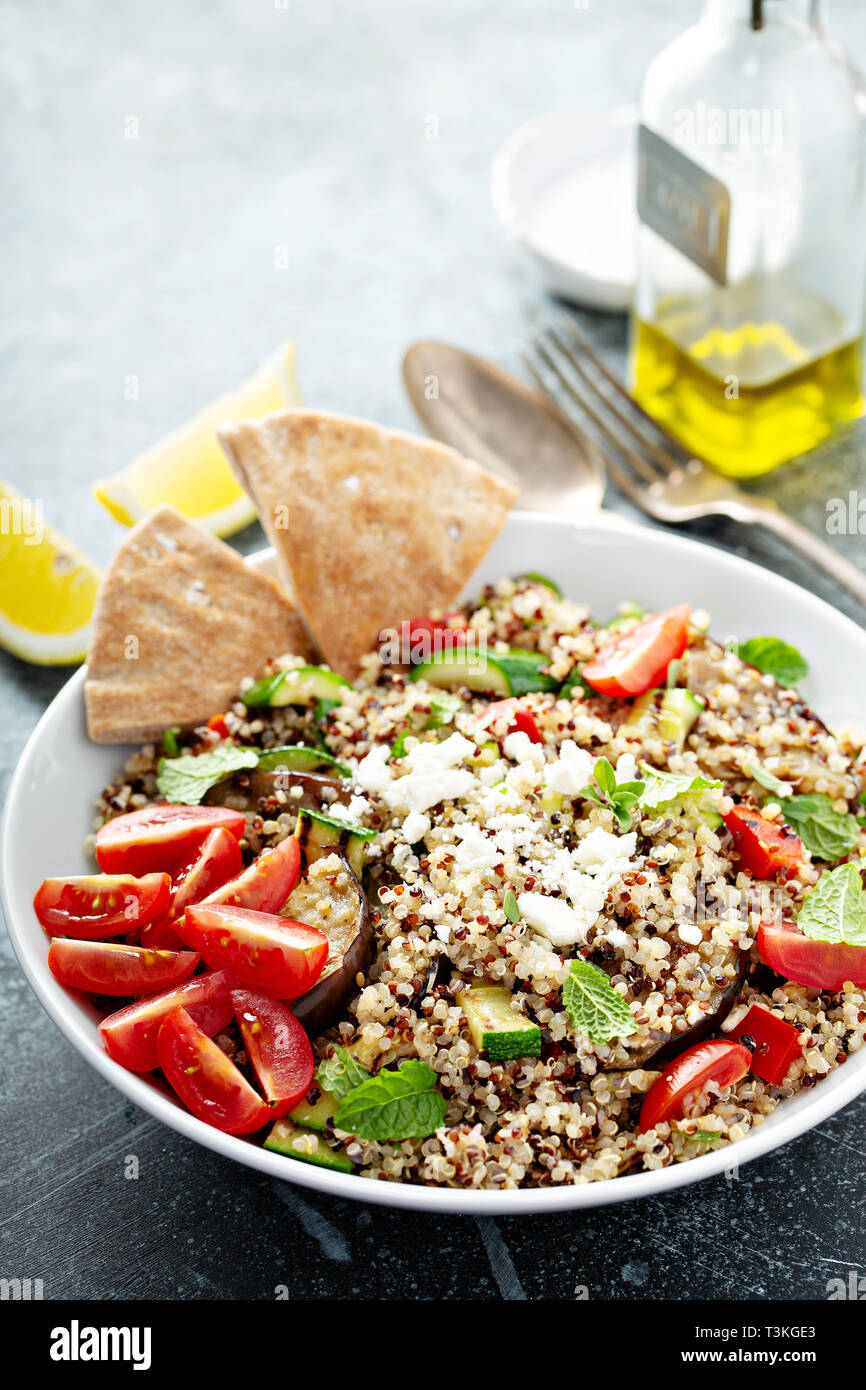 Gegrilltes Gemüse und Quinoa Salat mit Feta Käse Stockfoto