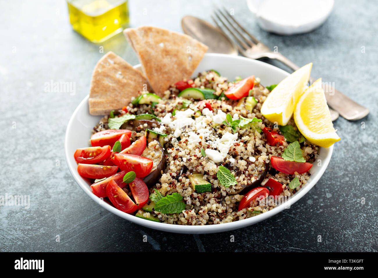 Gegrilltes Gemüse und Quinoa Salat mit Feta Käse Stockfoto
