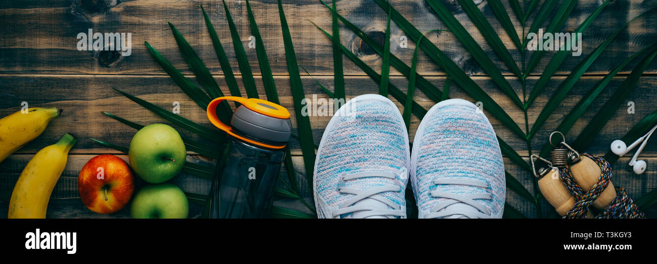 Blick von oben auf die Aktiv gesund Fitness und Training lifestyle Konzept, sport Anlagen und frische Lebensmittel auf Holz Hintergrund. Web Banner. Stockfoto