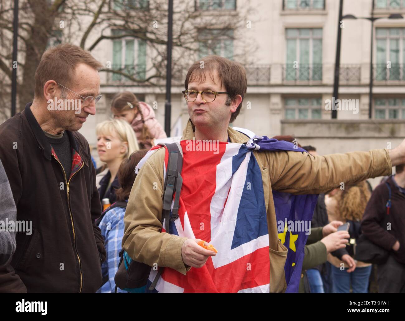 Mann an Ihn zu den Leuten März tragen Union Jack Stockfoto