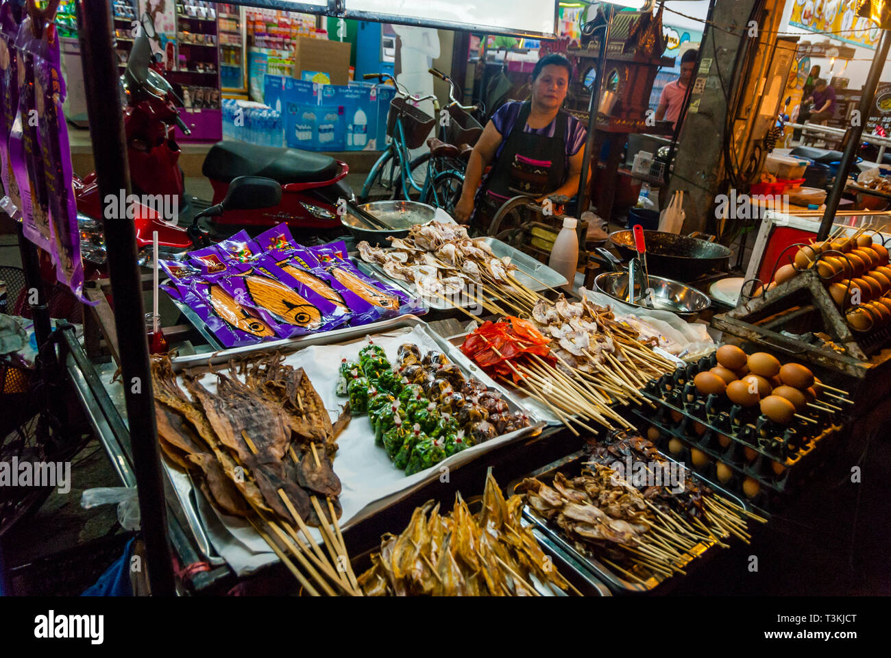 Chiang Mai, Thailand - Nov 2015: Essen auf die Stöcke fertig auf dem Nachtmarkt Essen, Thailand Stockfoto