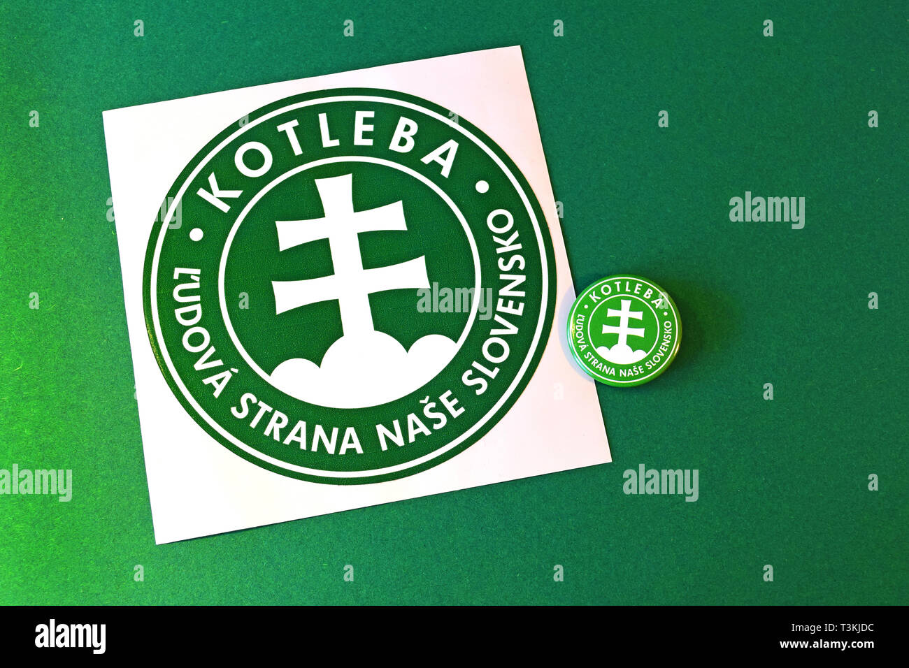 Die Slowakei. April 10, 2019. Politische Partei Kotleba, LSNS, Werbematerial und Symbole. Stockfoto