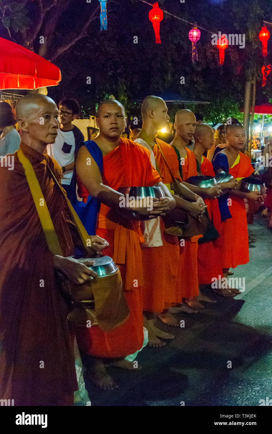 Chiang Mai, Thailand - Nov 2015: Buddhistische Mönche mit warten Schalen in der Nacht während Laternenfest. Stockfoto