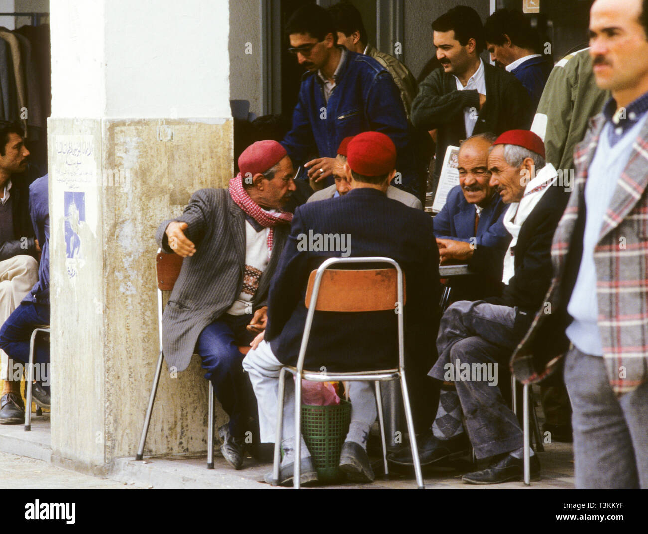 Tunesien Männer im Cafe und Reden in typischen Kleid sitzen Stockfoto