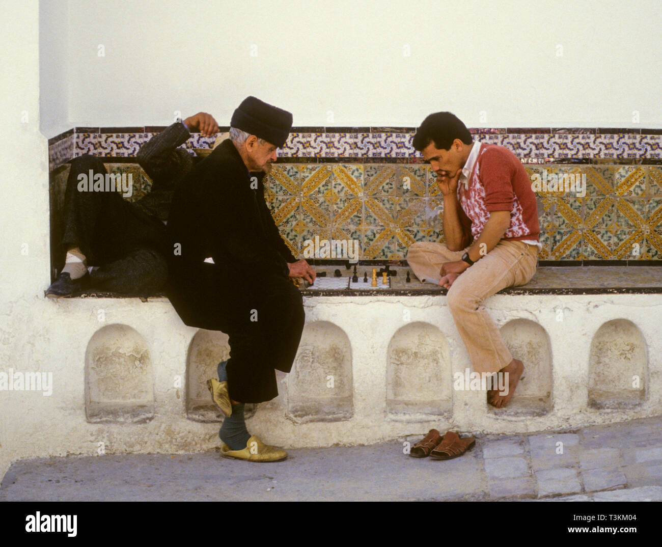 Tunesien saß ich die alte Stadt Schach spielen Stockfoto