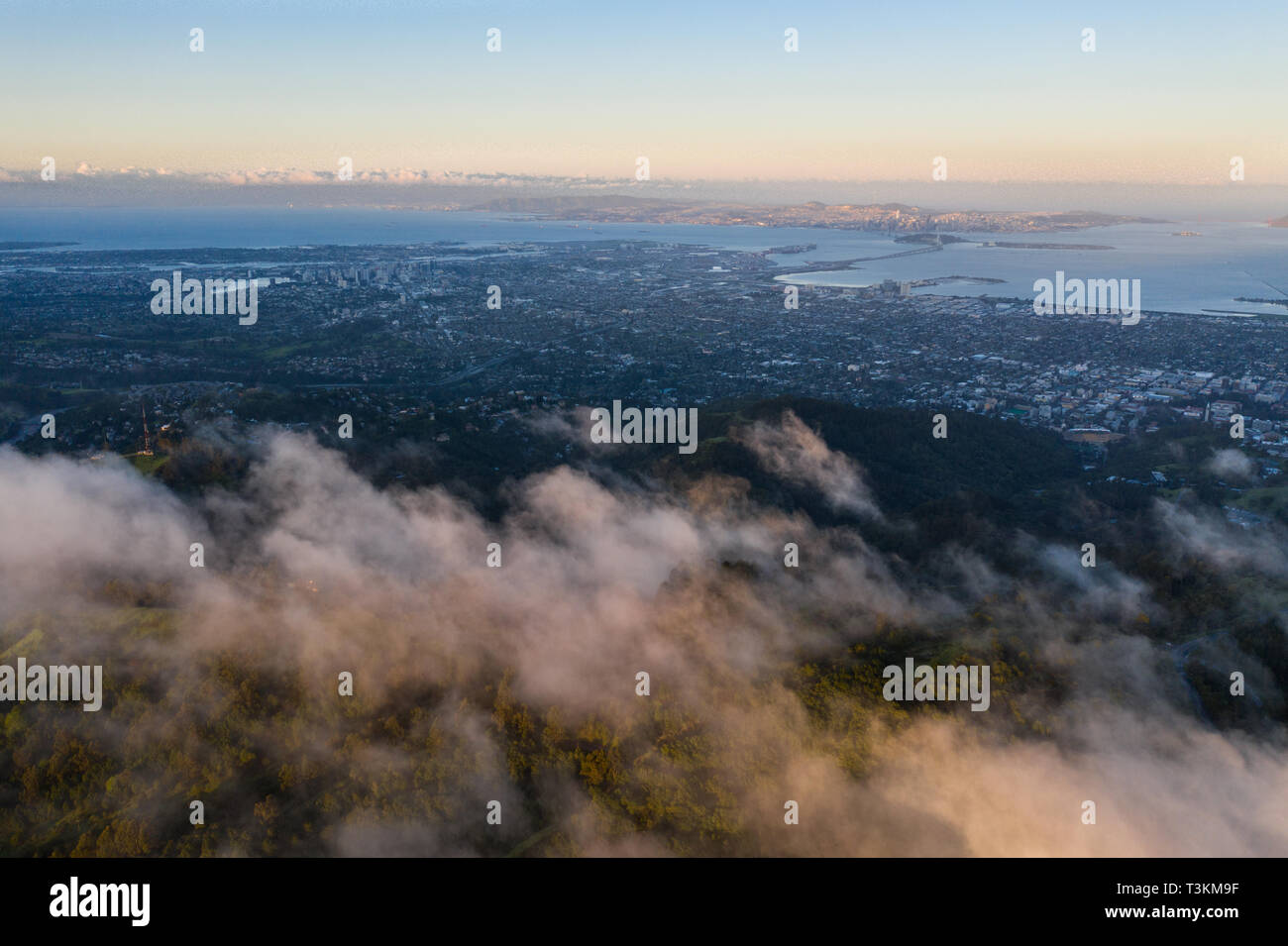 Einen schönen Sonnenaufgang beleuchtet die Hügel rund um die Bucht von San Francisco in Kalifornien. Dieser Bereich ist oft von einer dicken marine Schicht bedeckt. Stockfoto