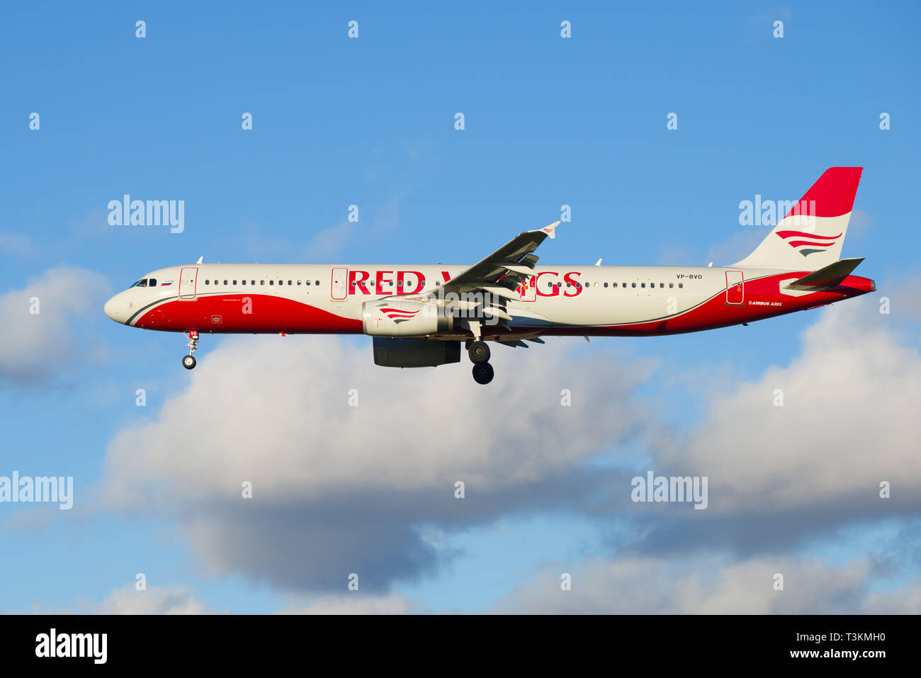 ST. PETERSBURG, Russland - Oktober 25, 2018: Der Airbus A 321-200 (VP-Bvo) der Red Wings Fluggesellschaft vor der Landung am Flughafen Pulkowo Stockfoto