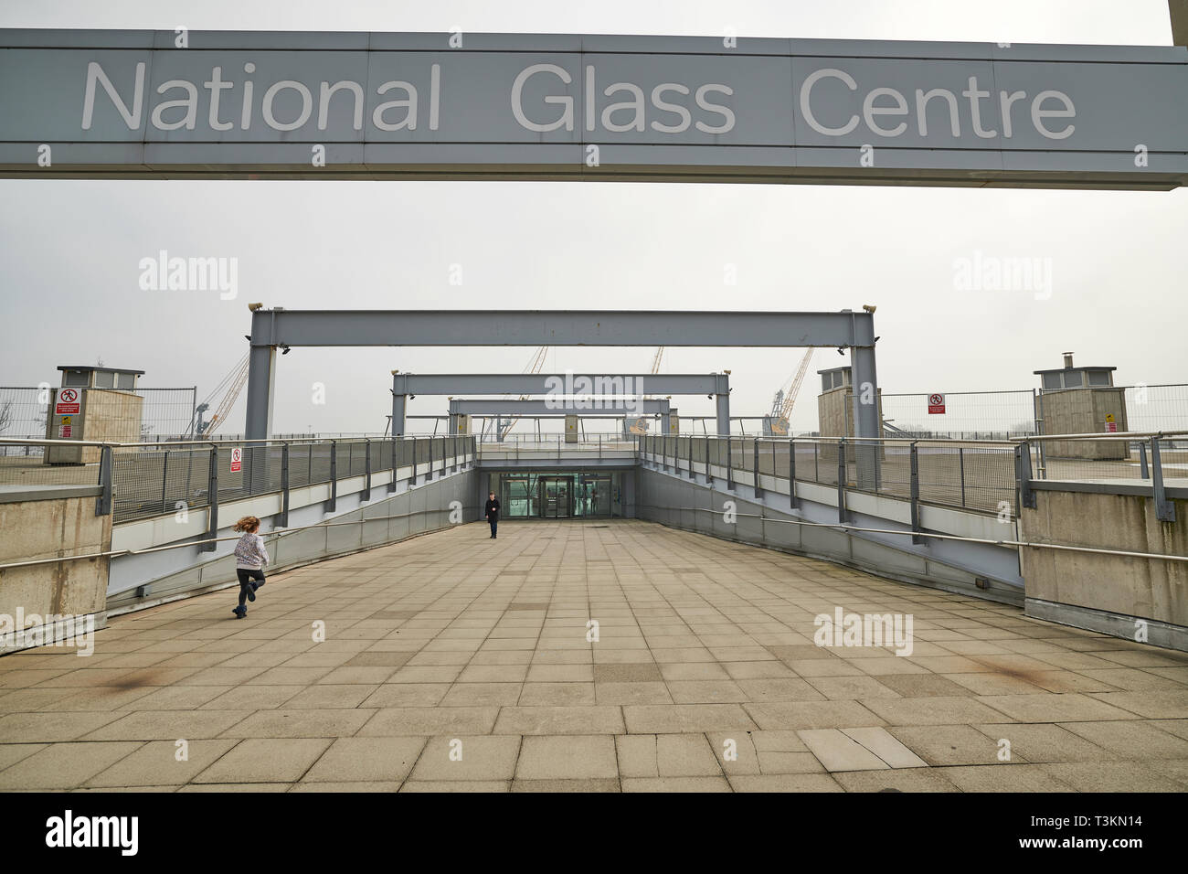 National Glass Centre, Universität Sunderland, England, an der Mündung des Flusses tragen, auf einem nebligen Wintertag. Stockfoto