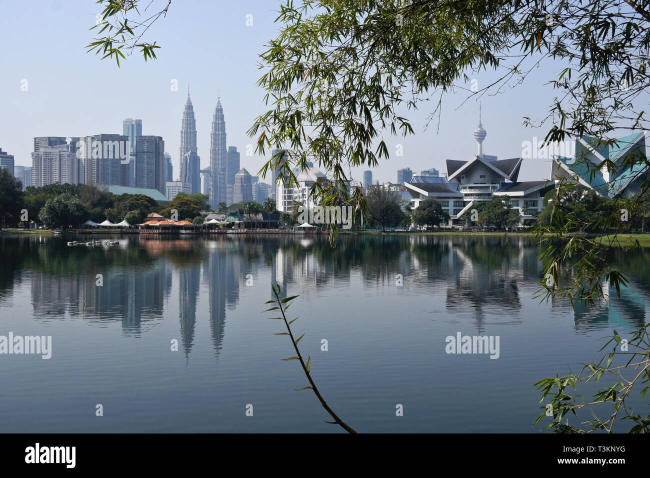 Zu den Petronas Twin Towers und den KL Tower und Istana Budaya (Oper) von titiwangsa See Gärten gesehen, Kuala Lumpur, Malaysia Stockfoto