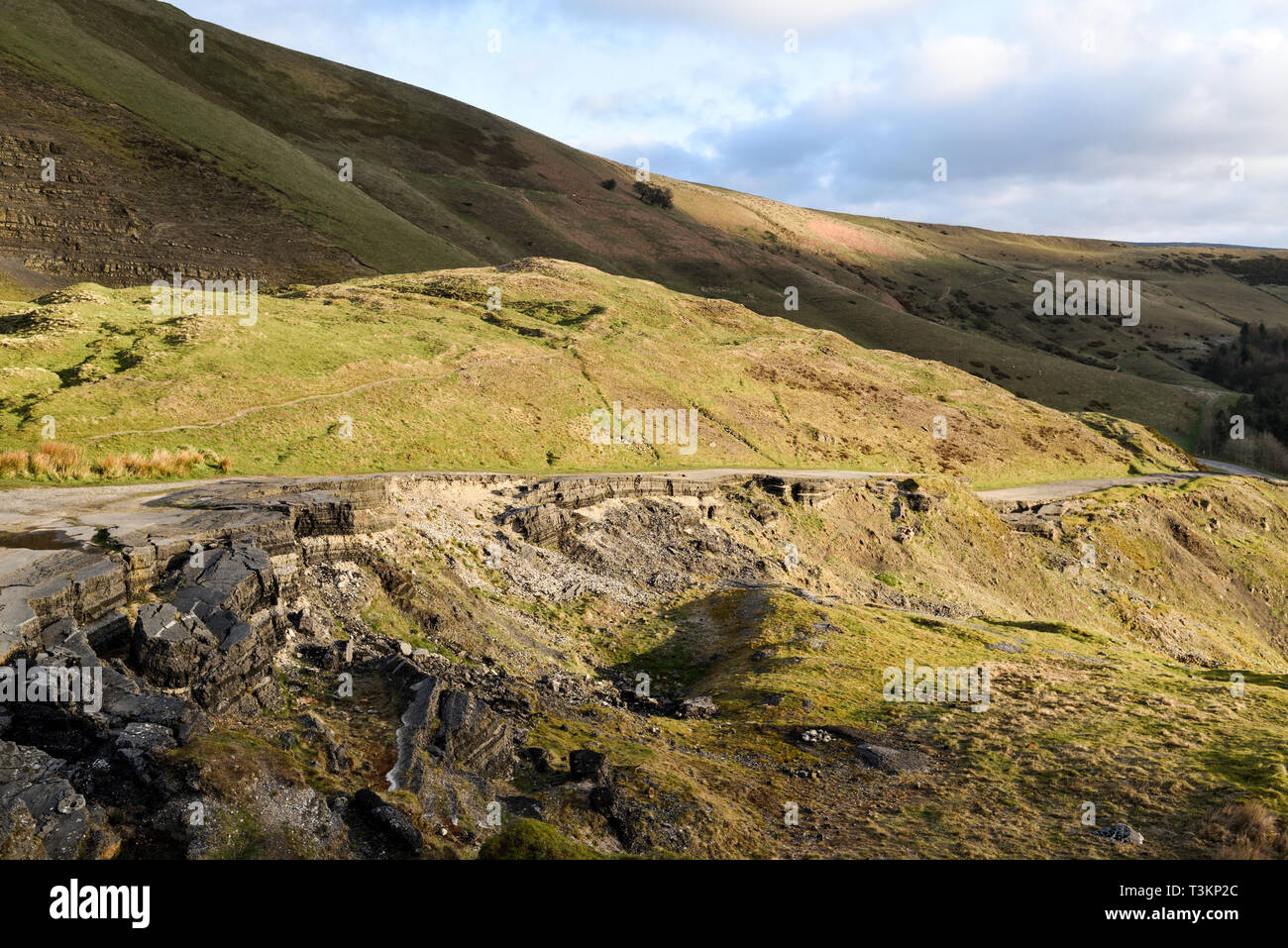 Castleton in Derbyshire, Großbritannien. Geschlossenen Straße durch Erdrutsche und Erosion. Stockfoto