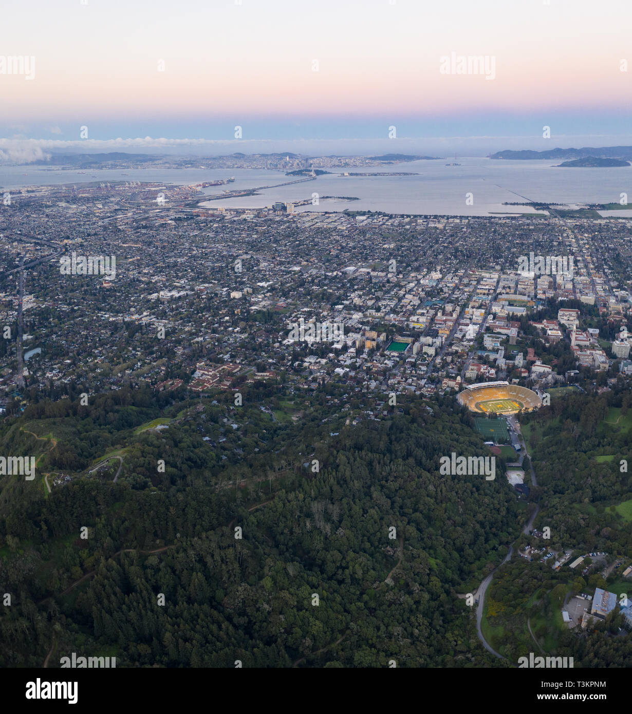 Einen schönen Sonnenaufgang leuchtet auf, Oakland, Berkeley und die San Francisco Bay im nördlichen Kalifornien. Dieser Bereich ist oft von einer dicken marine Schicht bedeckt. Stockfoto