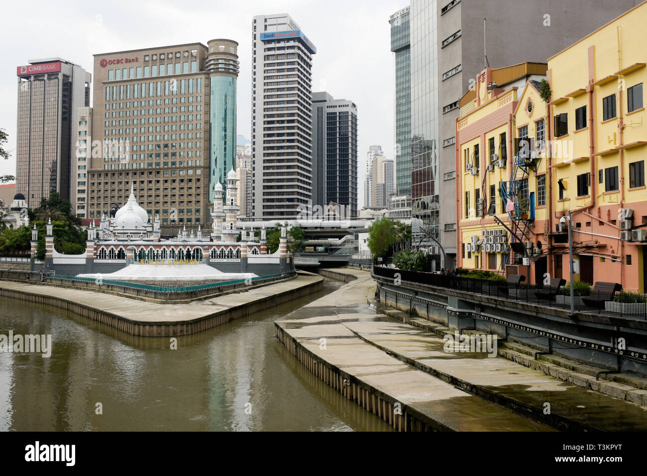 Masjid Jamek (Freitagsmoschee), Bahnhof, und die Innenstadt von Gebäuden mit Blick auf die Klang Fluss, Kuala Lumpur, Malaysia Stockfoto