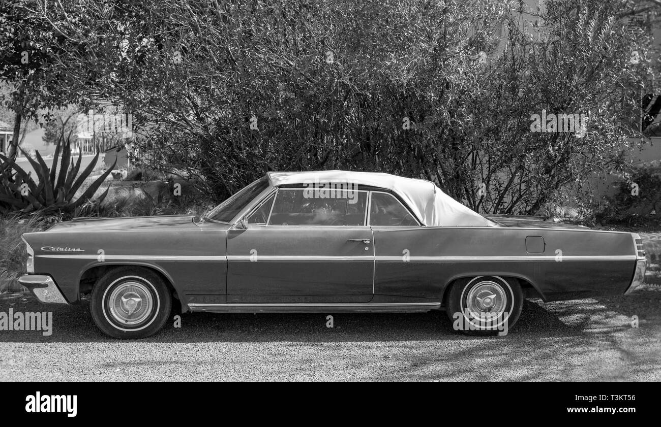 1963 Pontiac Catalina classic Auto in einer Straße von Alpine, Texas geparkt. Stockfoto