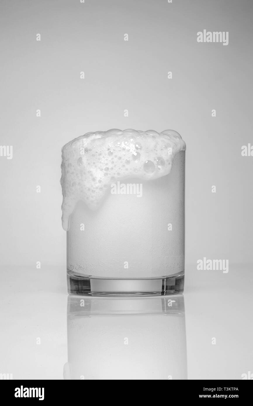 Soda großes Glas. überlaufen Glas Soda mit Blasen. Stockfoto