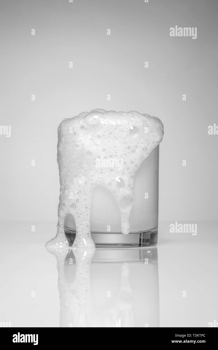 Soda großes Glas. überlaufen Glas Soda mit Blasen. Stockfoto