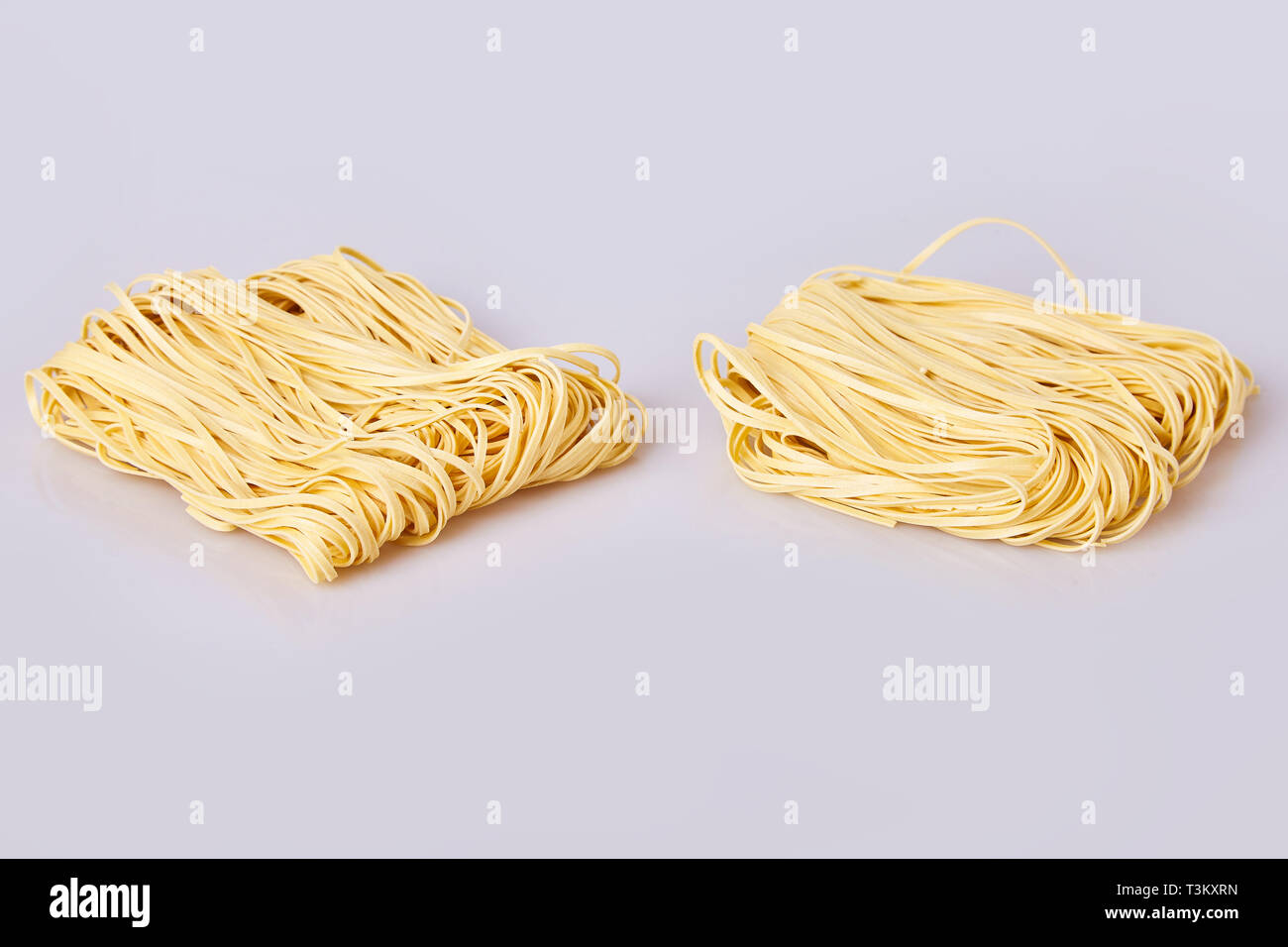 Trockene dicke gewalzten Nudeln quadratische Form. Capelli d'Angelo, Haar der Engel - Pasta. Hausgemachten italienischen Teigwaren Tagliatelle. Italienische Küche. Eiernudeln. Stockfoto