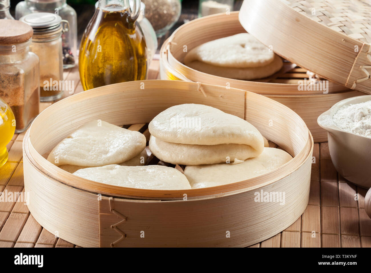 Gua Bao, gedmpfte Brtchen im Bambus Steamer. Asiatische Kche  Stockfotografie - Alamy