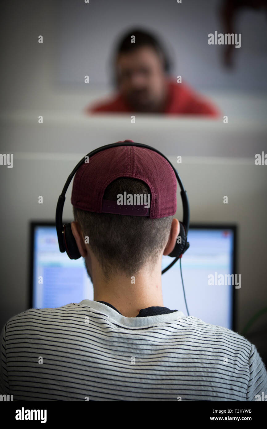 Die Mitarbeiter arbeiten in der RSVP Manchester Call Center. Das Unternehmen beschäftigt Mitarbeiter in Schauspiel und Entertainment Management fordert in ihren Büros in Salford Quays, Manchester. Das Unternehmen eröffnet das Amt im Oktober 2016. Stockfoto
