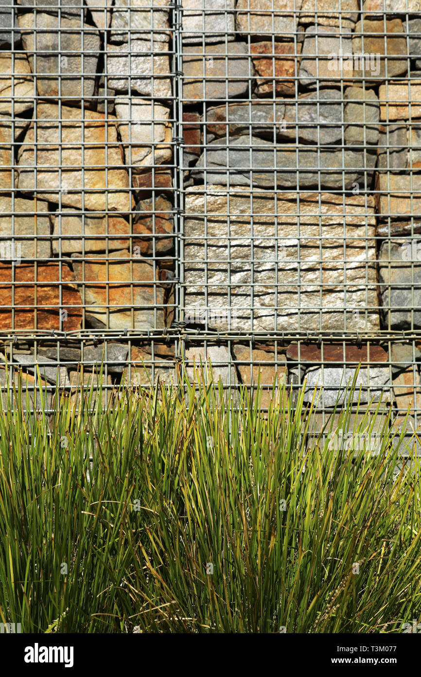 Gabionen Zaun Mit Steinen Stockfotografie Alamy