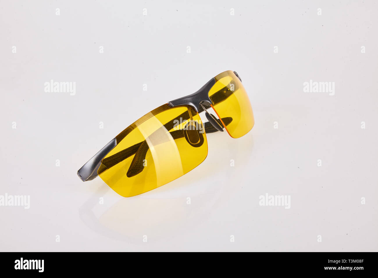 Modische Brille mit gelben Linsen. Nacht Gläser Augenschutz für Autofahrer. Auf weiß isoliert. Sonnenbrille Stockfoto