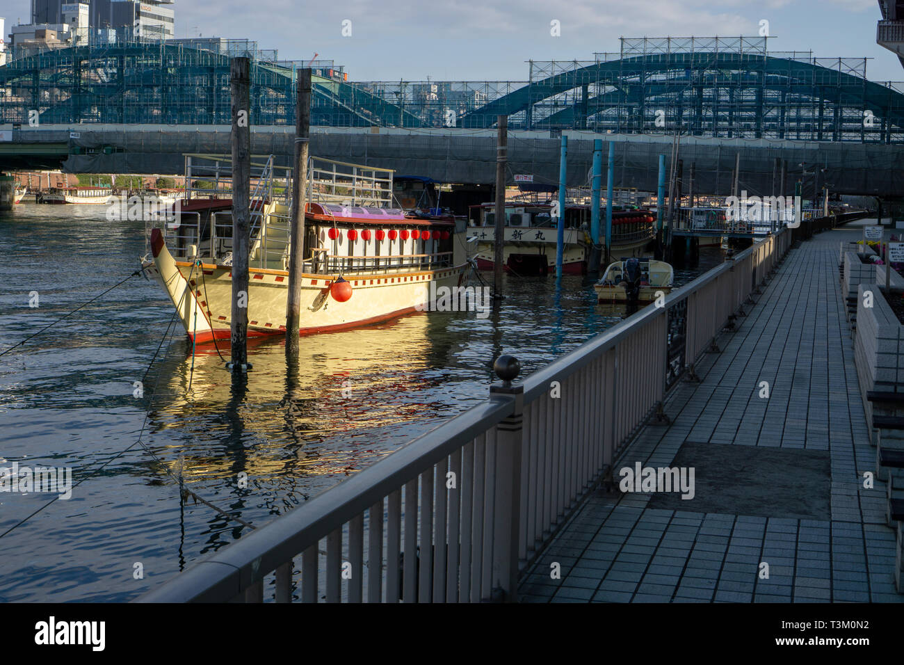 Kreuzfahrten sind sehr beliebt auf Sumida River in Tokio. Es ist eine großartige Möglichkeit, die Stadt zu sehen, wenn Sie genügend Zeit haben, den ganzen Tag auf dem Wasser zu verbringen. Stockfoto