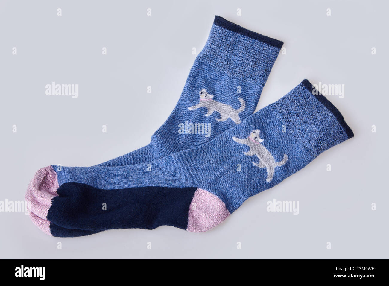 Paar Damensocken isoliert auf weißem Hintergrund. Child's Socken, weiß und rosa Socken Stockfoto