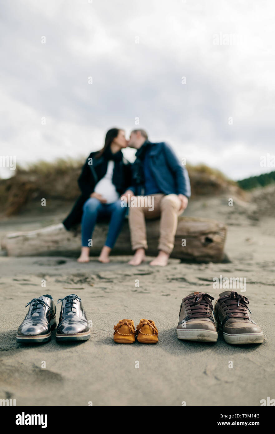 Familie Schuhe in den Sand mit ein paar küssen Stockfoto