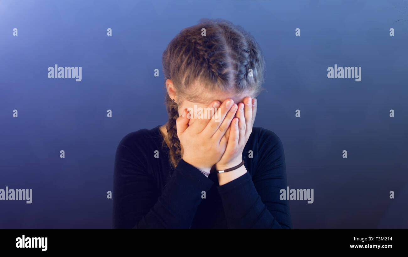 Junges Mädchen mit Zöpfen, die durch soziale Medien angegriffen wird, Erstellen von emotionalen Stress Stockfoto