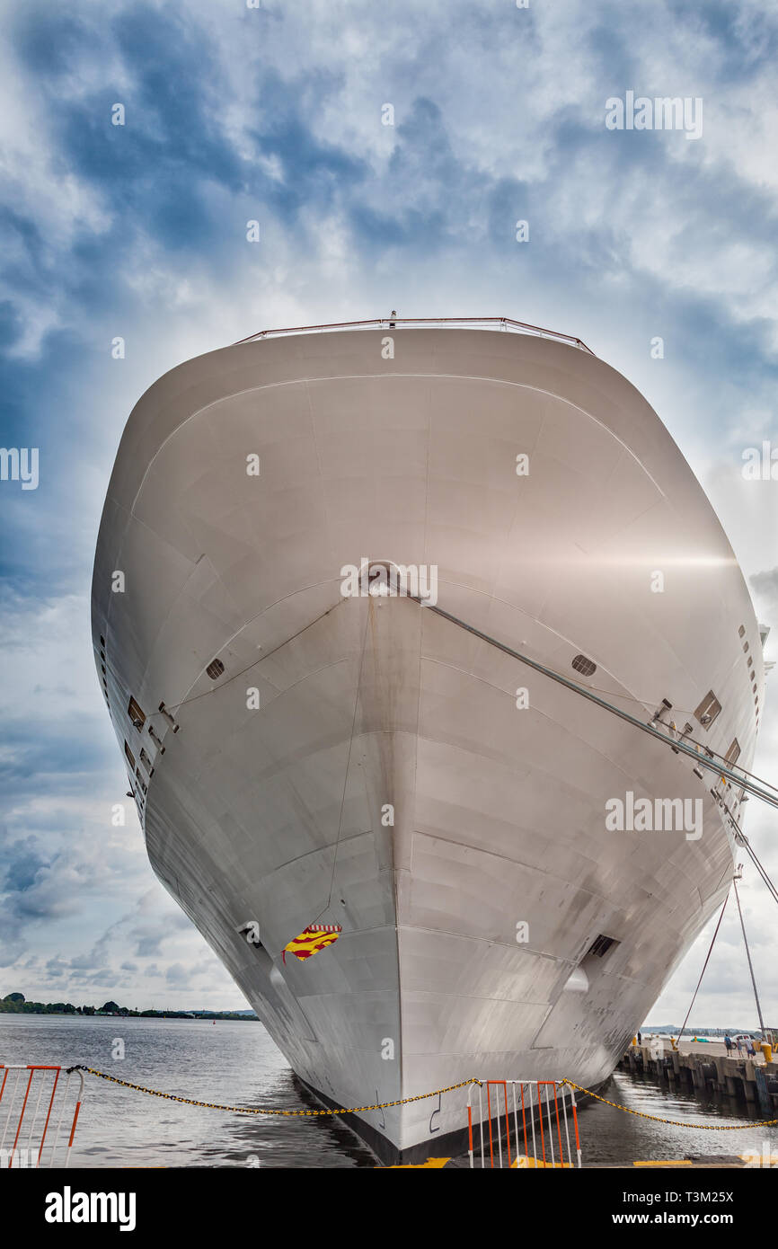 Der Bug eines Kreuzfahrtschiffes Verankerung in den Hafen. Stockfoto