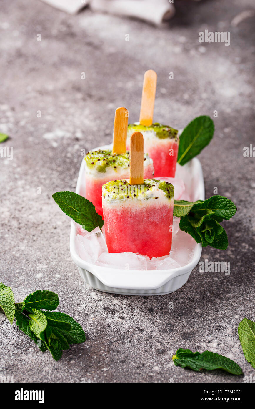 Hausgemachte Eis am Stiel in Form von Wassermelone Stockfoto