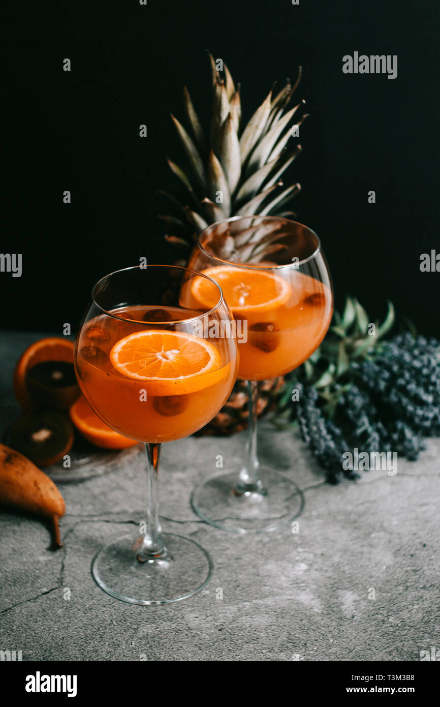 Orange Wodka Cocktail in eleganter Wein Glas mit Kiwi, Ananas und ...