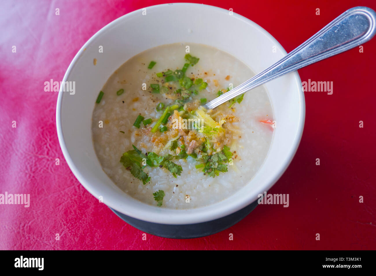 Kao Tom, Hähnchen Reis Suppe, das traditionelle Frühstück, der Stadt Krabi, Thailand Stockfoto