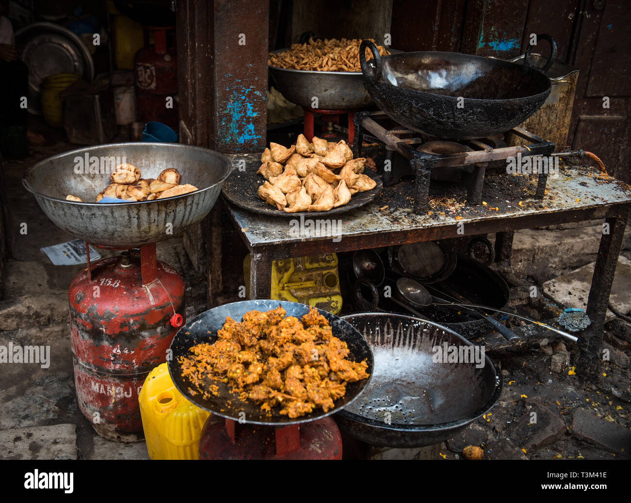 Bhajis gebratenen Zwiebeln und Gemüse samosa an Essen zu Ason Tol, Kathmandu, Nepal Stockfoto