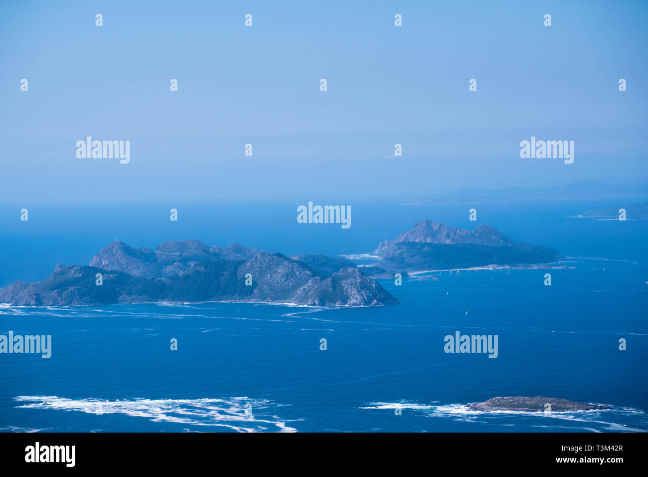 Luftaufnahme der Cies Inseln. Die Cies Inseln sind eine Inselgruppe vor der Küste von Pontevedra in Galicien (Spanien) Stockfoto
