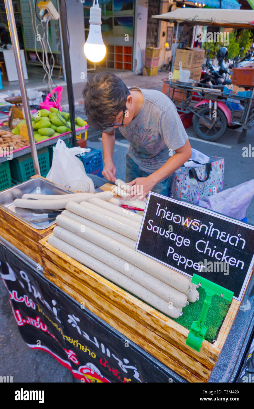 Wurst Stall, Nachtmarkt, Walking Street, der Stadt Krabi, Thailand Stockfoto