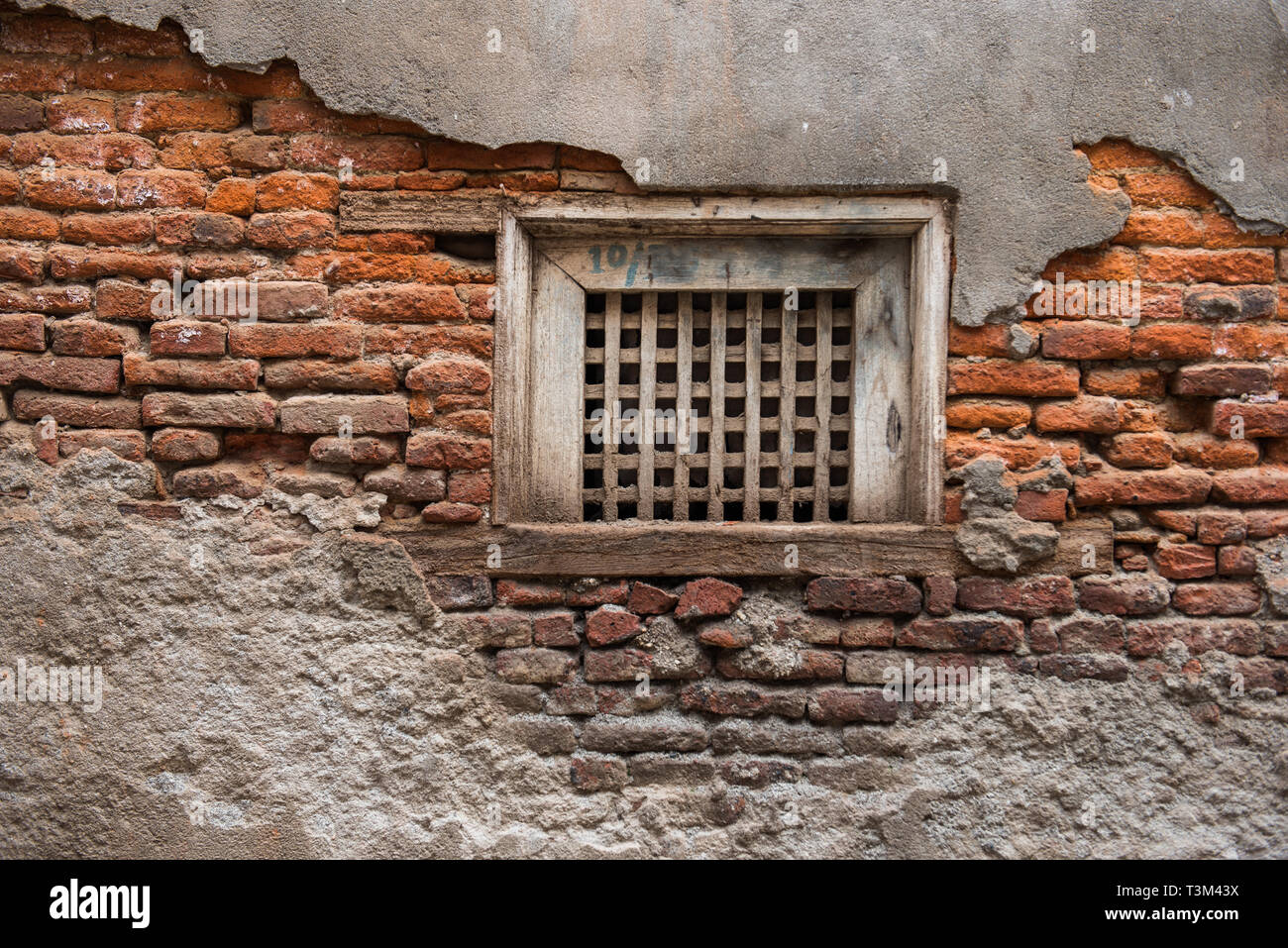 Holz- in verfallenen Red brick wall Vent, Ason Tol, Kathmandu, Nepal Stockfoto