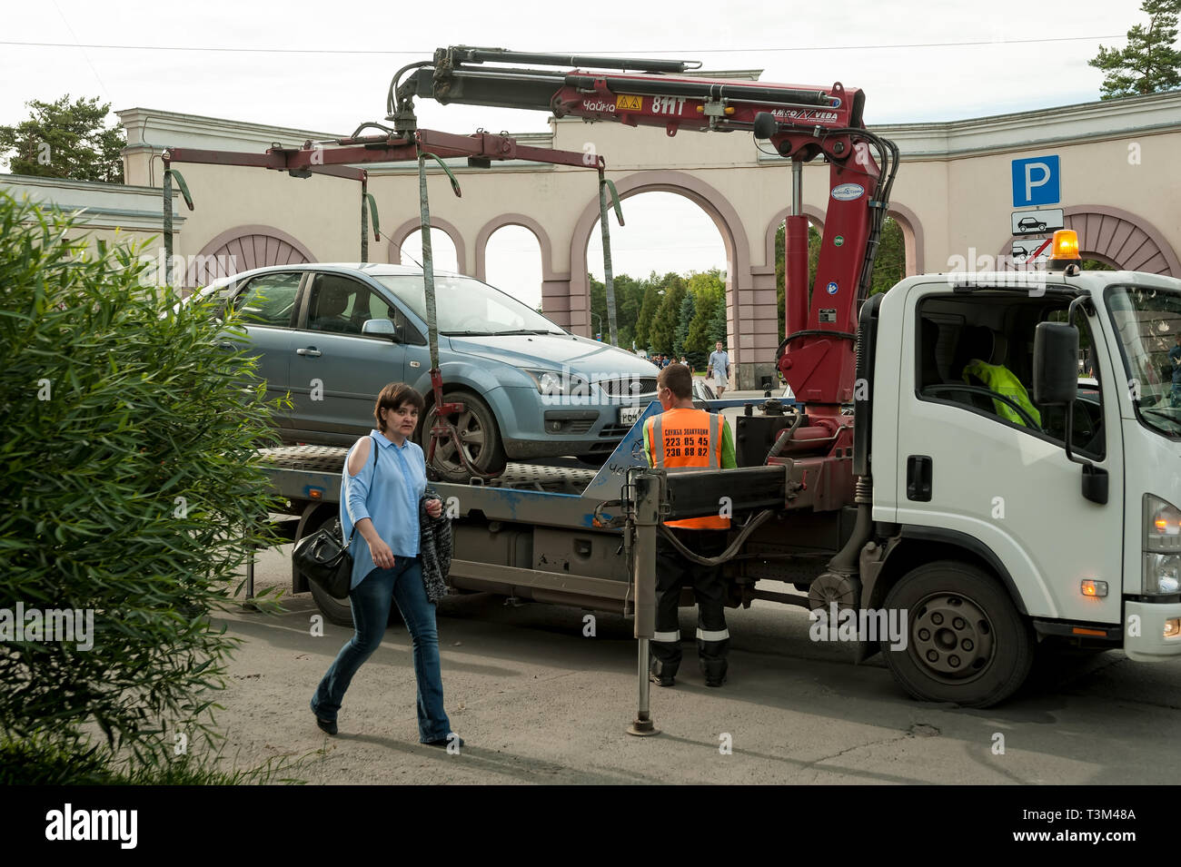 Abschleppwagen, Mietwagen in Verletzung geparkt. Russland Stockfoto